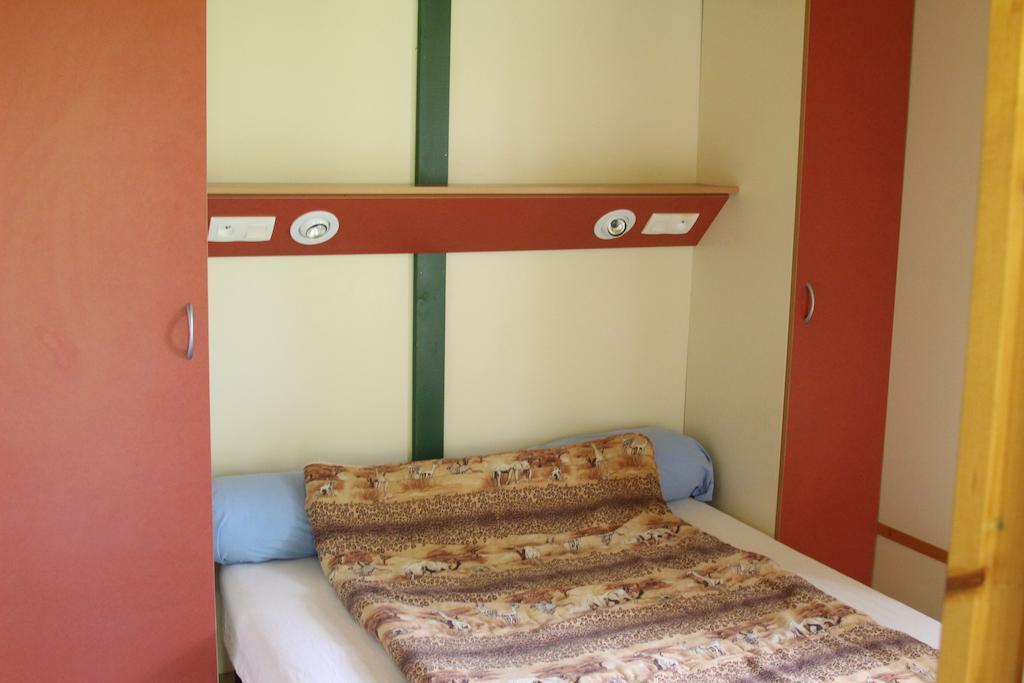 Causses & Vallees Vacances Ξενοδοχείο Saint-Georges-de-Luzençon Δωμάτιο φωτογραφία